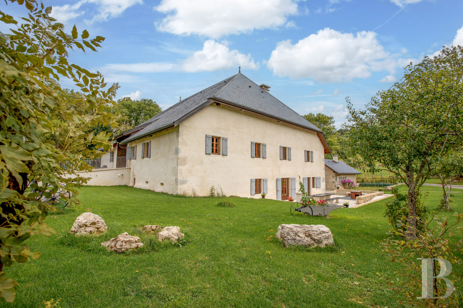 Dans le Haut-Bugey, à mi-chemin entre Lyon et Genève, une ferme abbatiale du 17e siècle transformée en une vaste et confortable demeure.  - photo  n°3